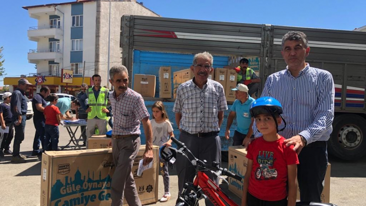 Güle oynaya camiye gelip, güle oynaya bisikletlerini aldılar.